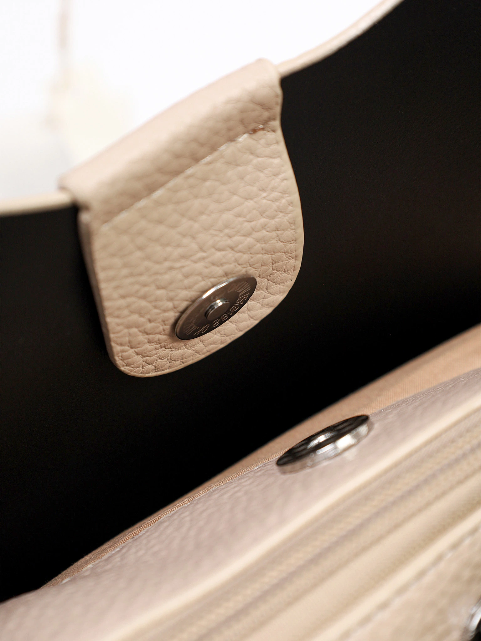 Сумка-тоут с плоскими ручками с брелком-медвежонок в ассортименте